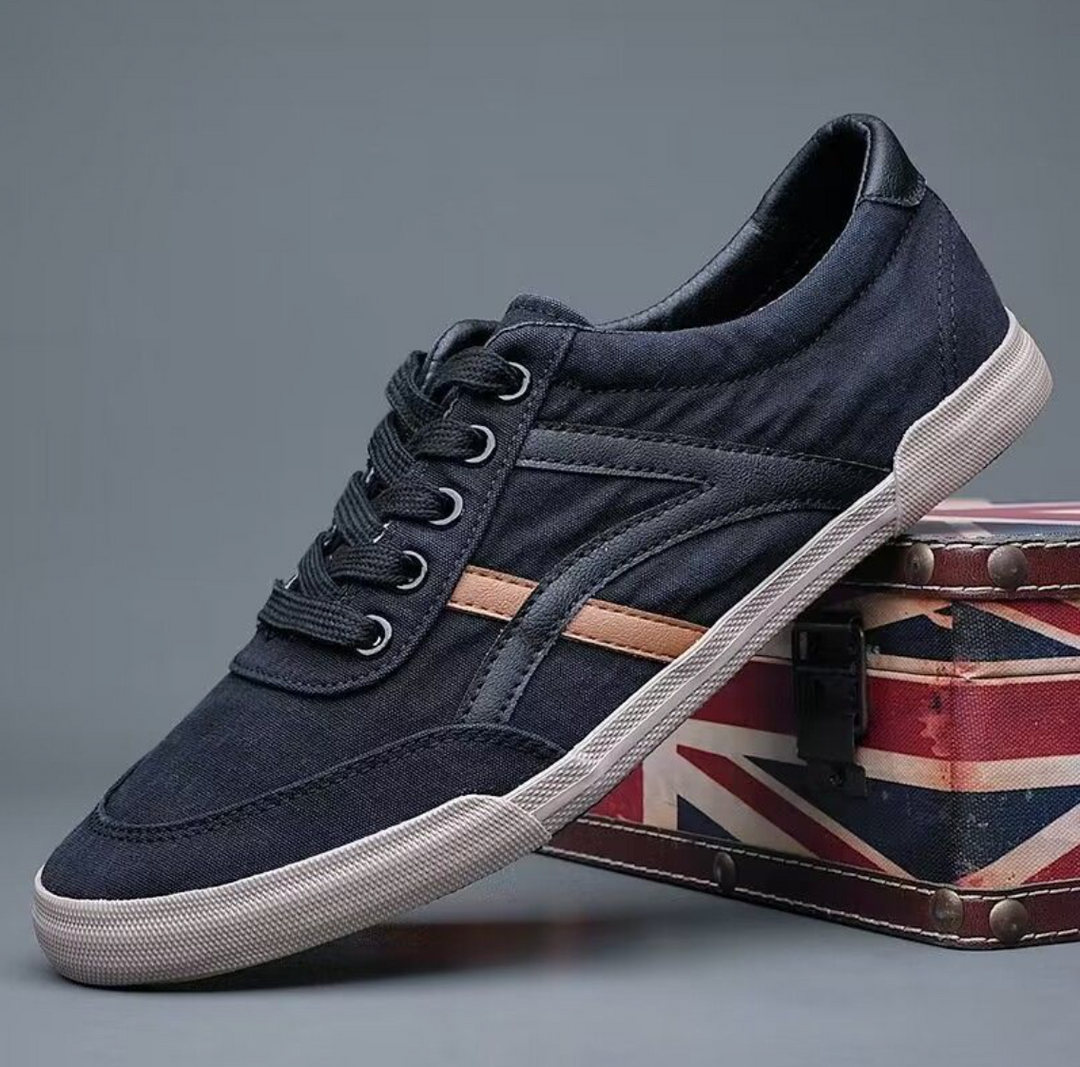 Scarpe uomo casual bianche. Sneakers basse traspiranti, antiscivolo, ideali per comfort e passeggio.