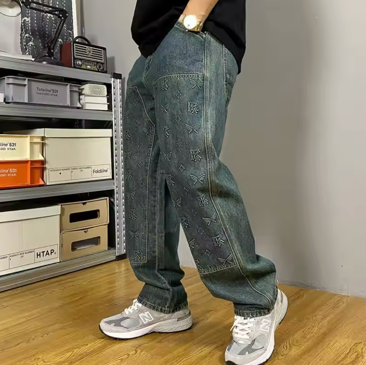 Pantaloni uomo denim loose fit vestibilità rilassata, con ricami e vita media, perfetti per look streetwear e comfort.