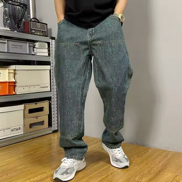 Jeans uomo loose fit blu grigio ricamati, vita media, offrono comfort rilassato e un tocco unico alla moda maschile.