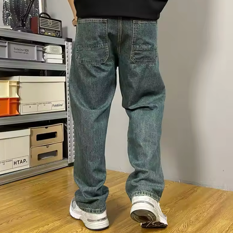 Jeans uomo casual loose fit in denim blu grigio con ricami, vita media per comfort e look rilassato quotidiano.