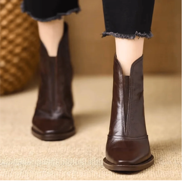 Stivaletti donna versatili marroni, scarpe autunnali slip-on con tacco largo e punta quadrata per look eleganti e casual.