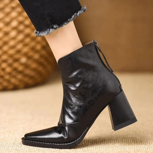 Calzature donna: stivaletti autunnali neri con punta quadrata, tacco largo. Scarpe slip-on comode ed eleganti per la moda.