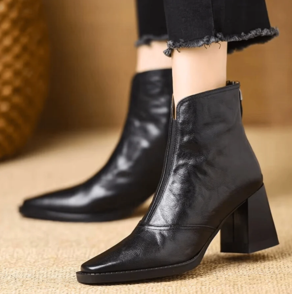 Moda autunnale: stivaletti donna con punta quadrata e tacco largo, scarpe slip-on versatili per outfit eleganti.