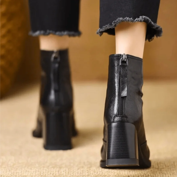 Scarpe donna slip-on autunnali nere, stivaletti con punta quadrata e tacco largo, ideali per comfort e stile elegante.