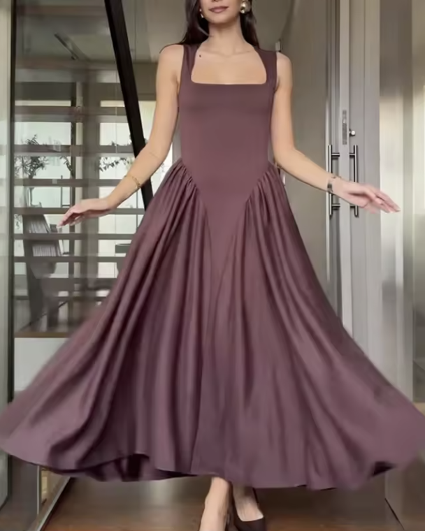 Vestito midi donna versatile con scollo quadrato. Ideale per look casual chic, dona un tocco elegante e moderno.