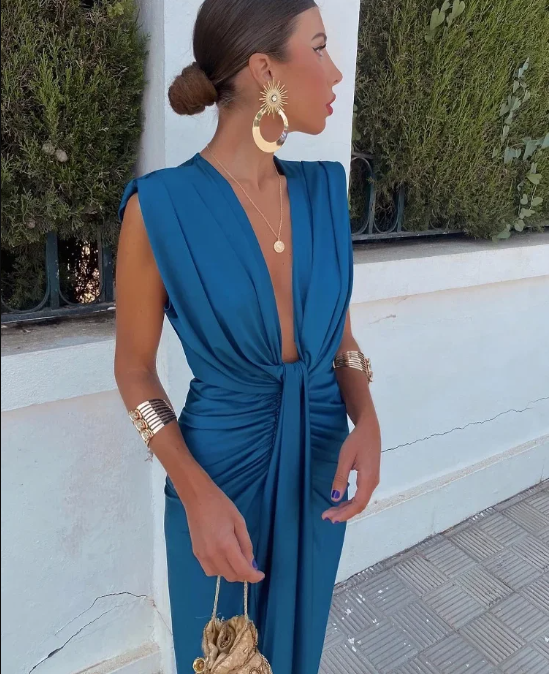Elegante abito da festa in raso per donna, dal taglio chic e luminoso, perfetto per eventi formali.