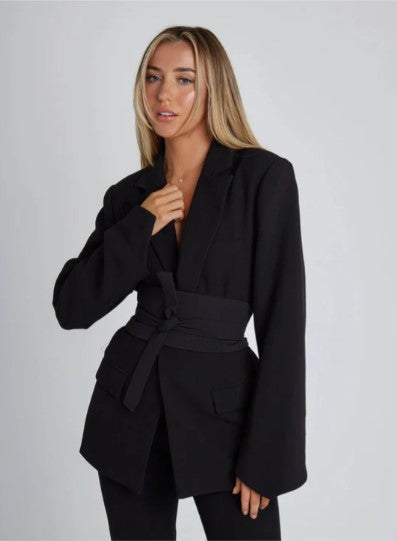 Giacca blazer donna sofisticata, ideale per completare un look autunnale o primaverile con stile.