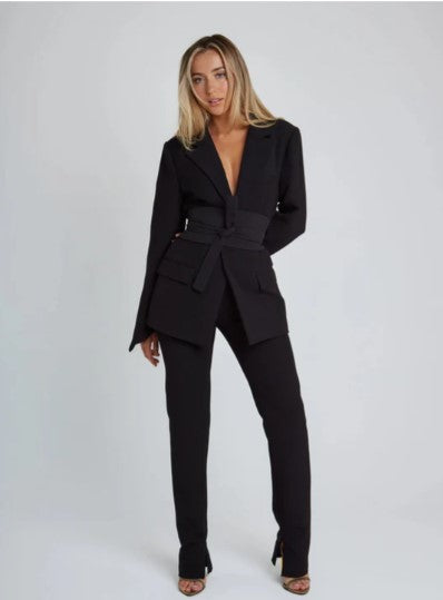 Elegante blazer donna per l'ufficio, look professionale e di tendenza, con vestibilità impeccabile.