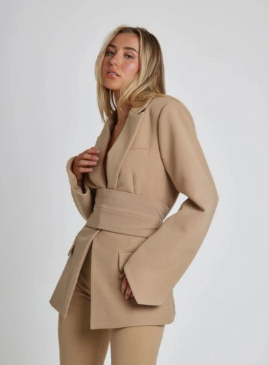 Giacca blazer bianca da donna, look sofisticato e pulito, adatta per un guardaroba versatile e chic.