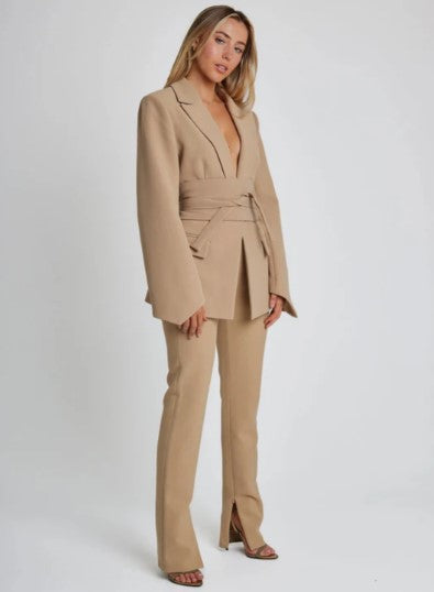 Blazer donna cachi, elegante e professionale, ideale per outfit business sofisticati e di tendenza.