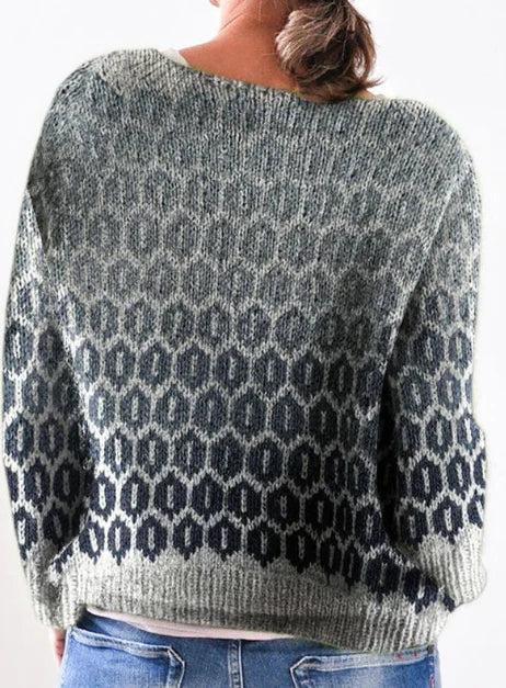 Maglia donna confortevole con motivo trendy. Abbigliamento invernale strutturato per un look moda femminile contemporaneo.