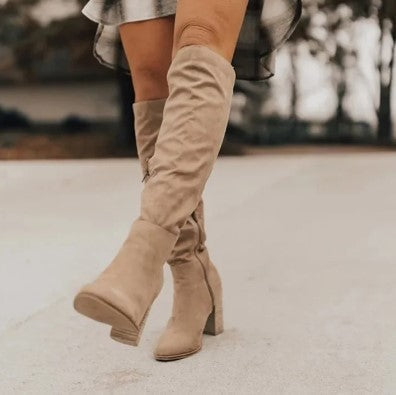 Stivali donna eleganti al ginocchio, ideali per la moda femminile autunno inverno. Stile classico e comfort.