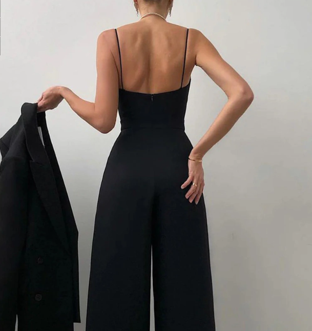 Tuta donna comoda e versatile con caduta fluida e spalline sottili, ideale per primavera ed eventi serali.