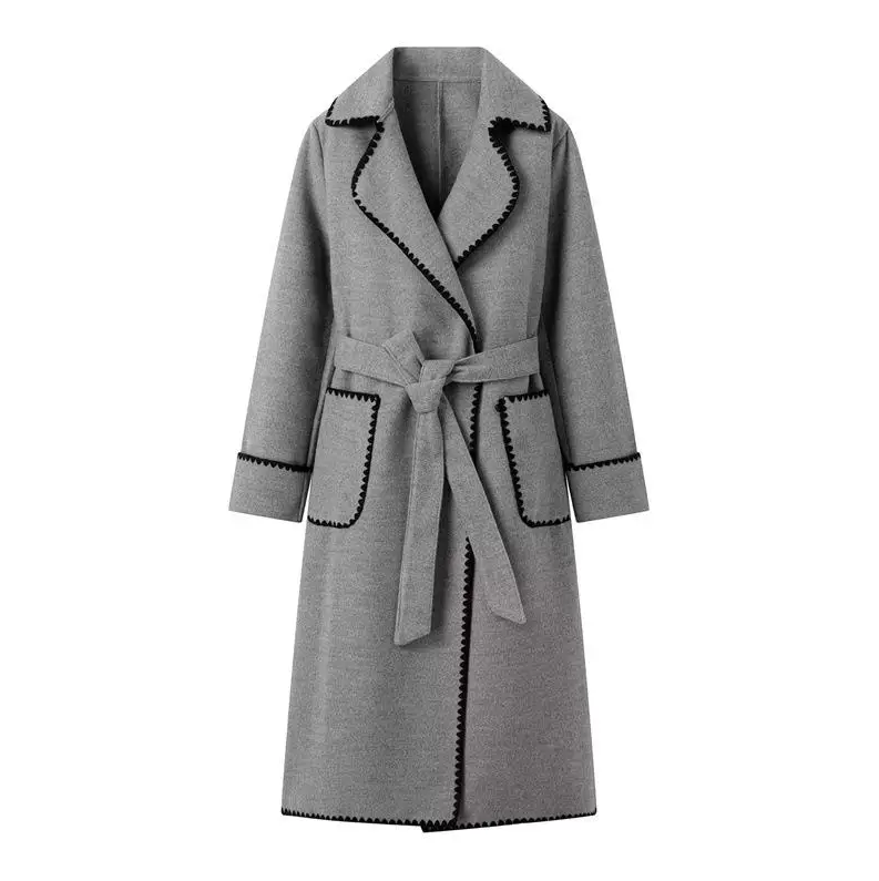 Modella indossa trench lungo donna patchwork, cappotto elegante e unico per la stagione.