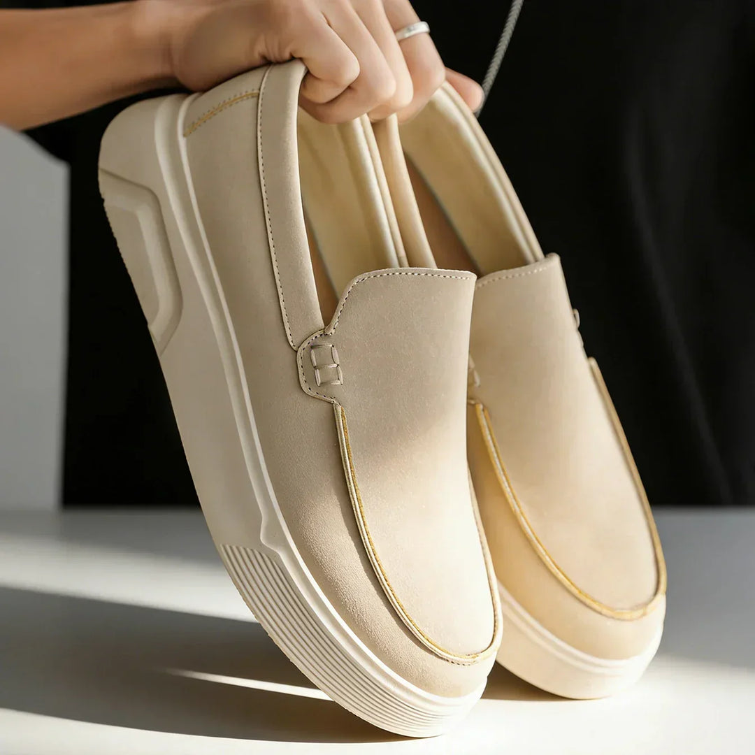 Mocassini uomo slip-on beige, scarpe comode e ortopediche. Suola ammortizzata per supporto e benessere quotidiano.