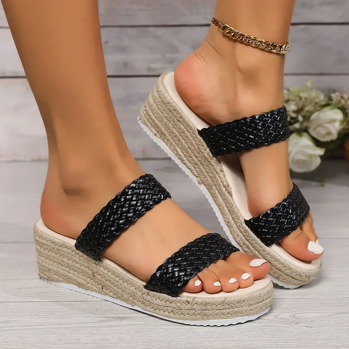 Sandali estivi con zeppa comoda ed elegante per donna. Scarpe perfette per vacanze e look casual.