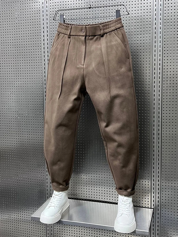 Pantaloni slim fit uomo, stile moderno ed elegante, perfetti per un look casual chic o formale.