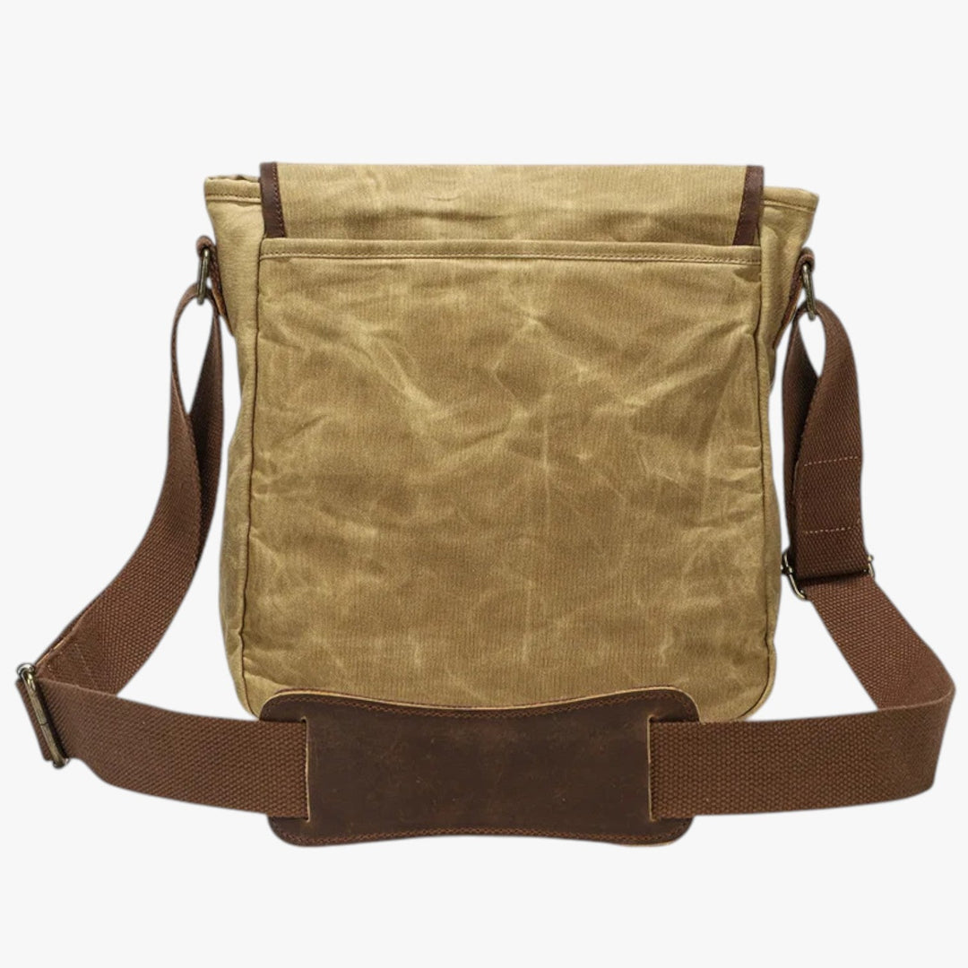 Vivace borsa messenger gialla per uomo, dotata di numerose tasche per ogni esigenza organizzativa.