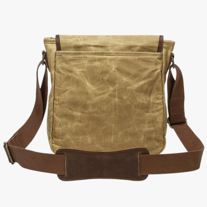 Vivace borsa messenger gialla per uomo, dotata di numerose tasche per ogni esigenza organizzativa.