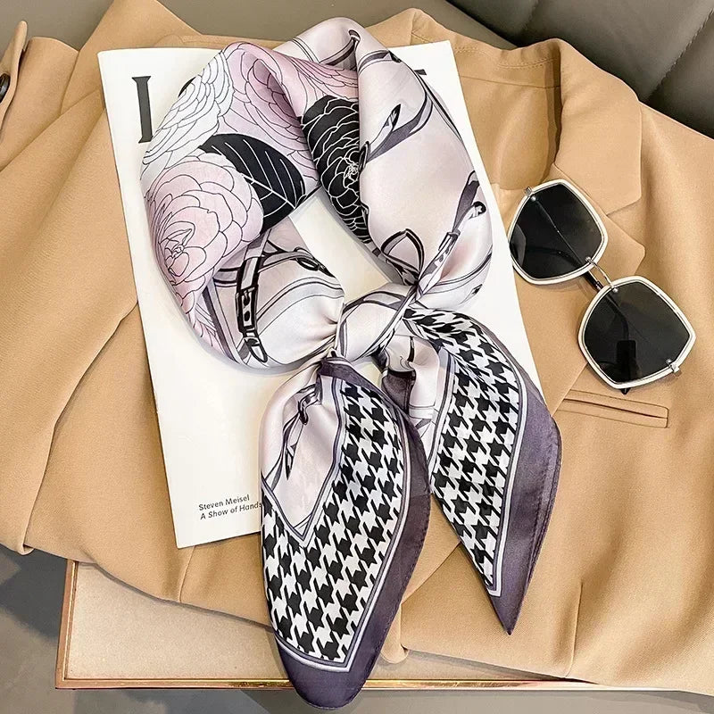 Foulard di lusso in raso satinato, stampa raffinata, leggero e versatile.