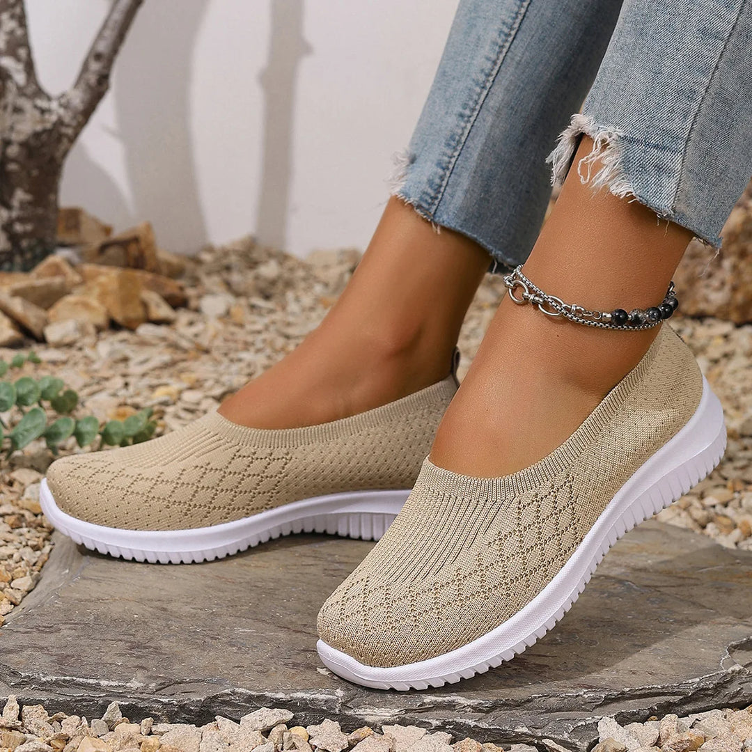 Scarpe estive da casa per donna, leggere e con calzata facile, perfette per piedi sensibili, colore nero.