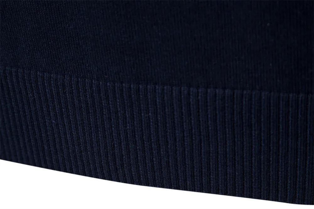 Maglione uomo a righe, un classico con cerniera. Stile elegante, comfort moderno e versatile per ogni occasione.