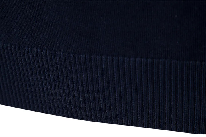 Maglione uomo a righe, un classico con cerniera. Stile elegante, comfort moderno e versatile per ogni occasione.