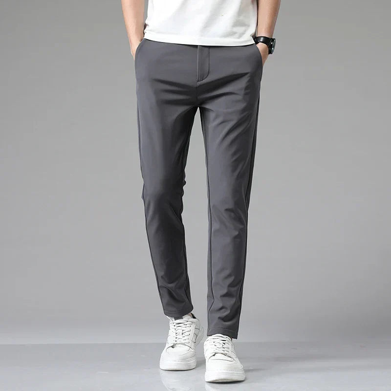 Pantaloni uomo versatili, elasticizzati e comodi, perfetti per ufficio, viaggio e look smart-casual.