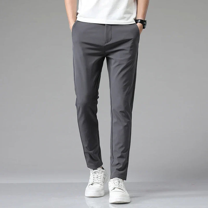 Pantaloni uomo versatili, elasticizzati e comodi, perfetti per ufficio, viaggio e look smart-casual.