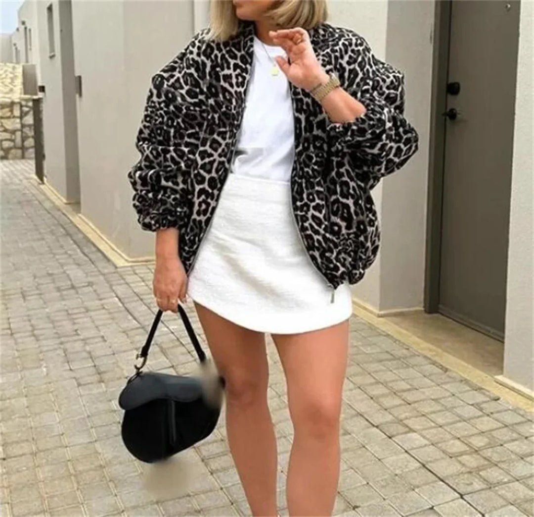 Giacca bomber donna leopardata, stile casual, perfetta per abbigliamento esterno autunno/primavera.