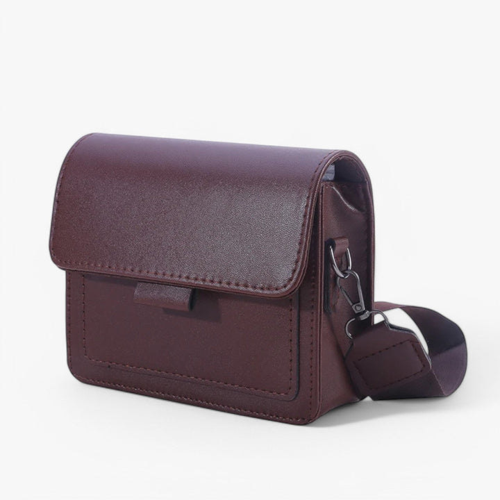 Borsa a tracolla donna versatile, multicolore con patta, un accessorio moda essenziale e chic.