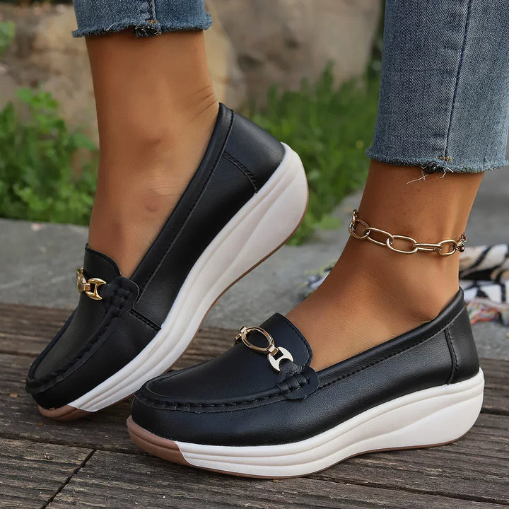 Mocassini donna con plateau beige, calzature slip-on casual. Dettaglio dorato, comfort e stile per ogni occasione.