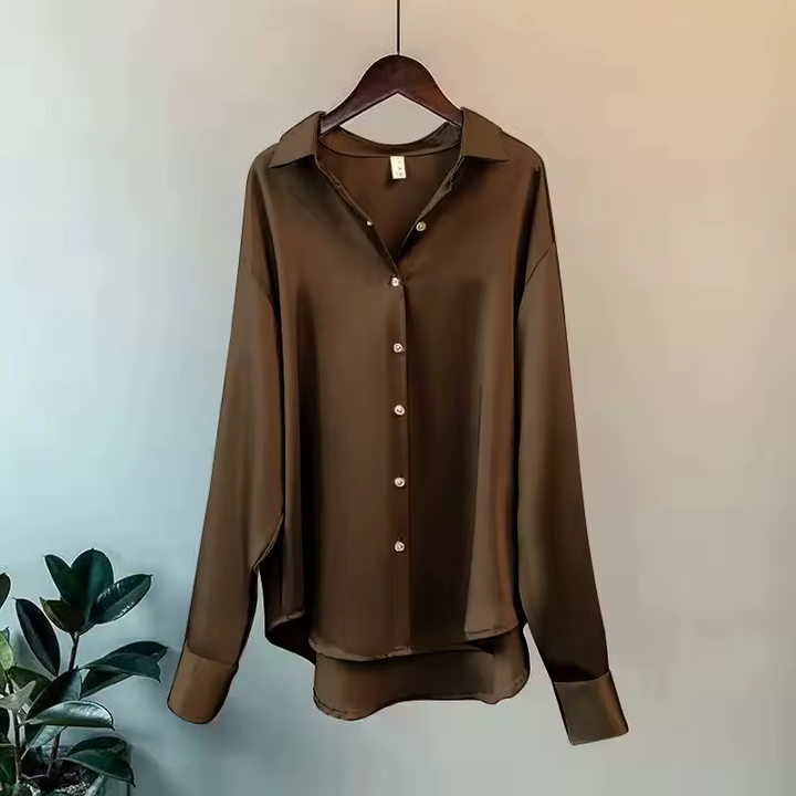 Blusa donna in tessuto satinato, maniche lunghe e colletto. Un capo elegante che unisce stile e comfort.