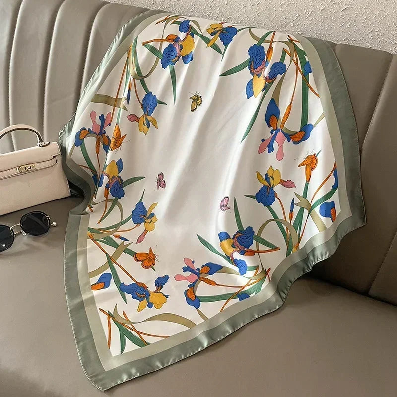 Foulard in raso lucido, stampa fantasia, chic e leggero per la donna elegante.