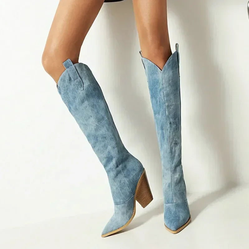 Stivali da donna blu stile cowboy occidentali, alti al ginocchio, con tacco. Moda audace ed elegante.