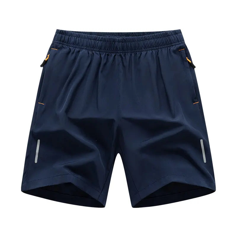 Immagine ravvicinata di short sportivi uomo in tessuto tecnico, traspiranti per la corsa e lo sport.