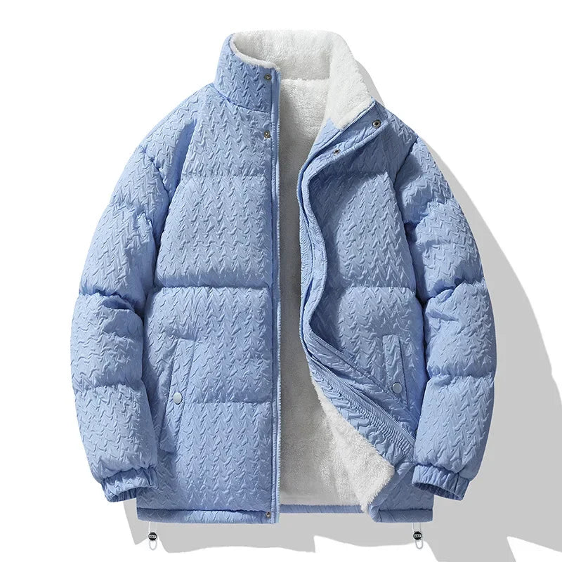 Giubbotto piumino uomo invernale con collo alto nero, caldo e versatile per un abbigliamento inverno di stile.