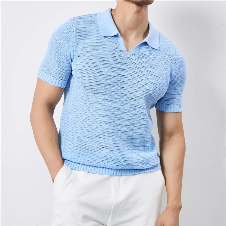 Polo uomo comoda ed elegante, estiva, scollo a V, manica corta. Freschezza e stile assicurati tutto il giorno.