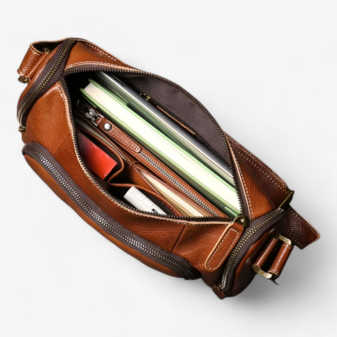 Modello indossa borsa messenger unisex nera, pratica per il lavoro, gli studi o un viaggio veloce.