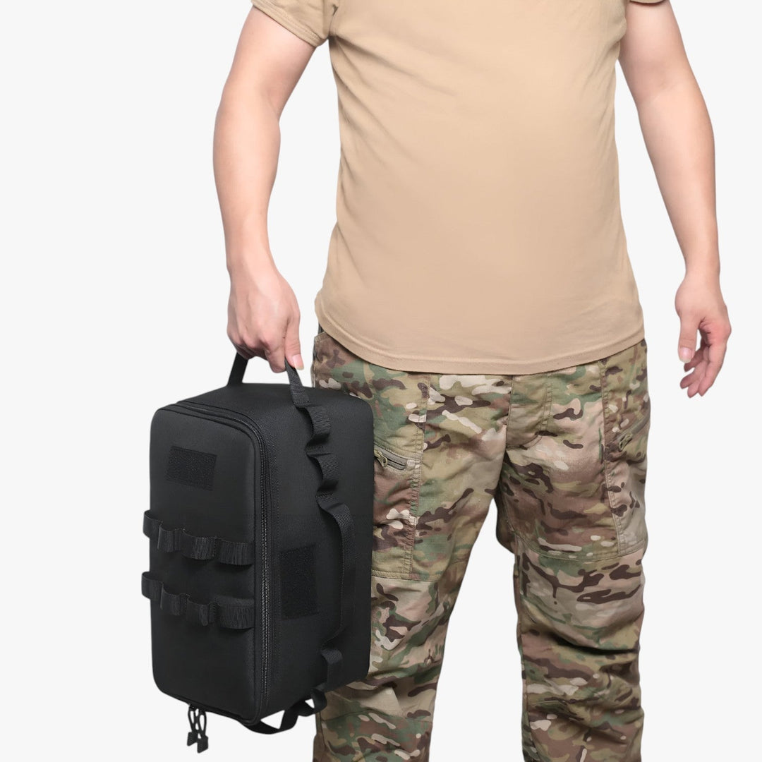 Elegante borsa termica uomo con tracolla e tasche organizer, ideale per picnic e pranzo in viaggio.