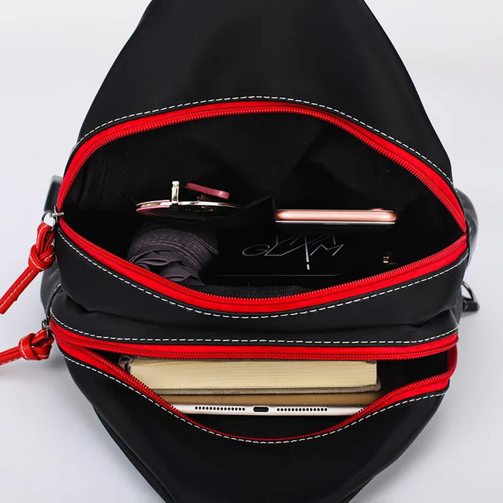 Donna con zaino nero compatto ed elegante sulla schiena, perfetto per la città o una gita fuori porta.