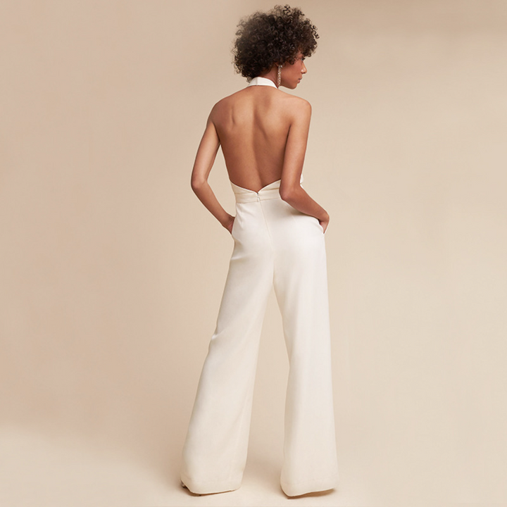 Moderna tuta donna con stile sofisticato, adatta per ufficio e occasioni speciali. Completo femminile elegante.