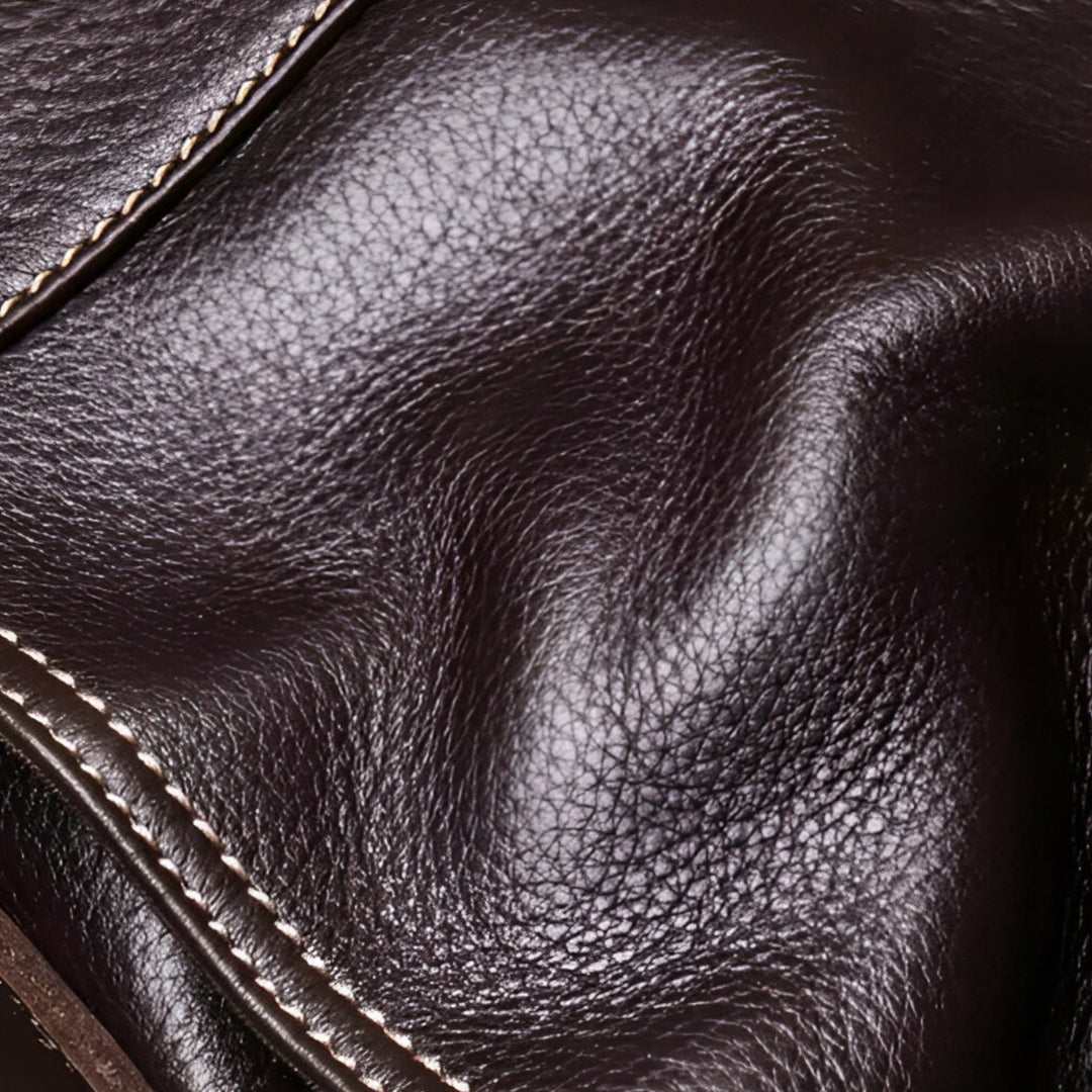 Texture del materiale sintetico della borsa messenger marrone, resistente e durevole.