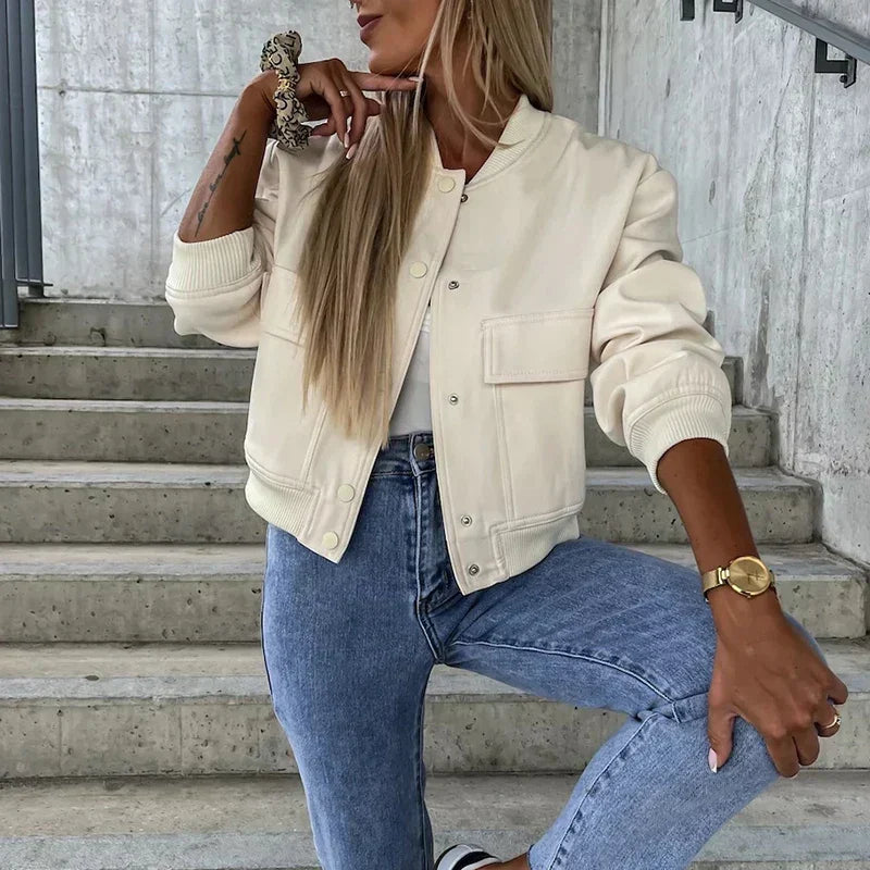Elegante giacca bomber da donna, perfetta per un look casual-moderno. Abbigliamento versatile per ogni giorno.