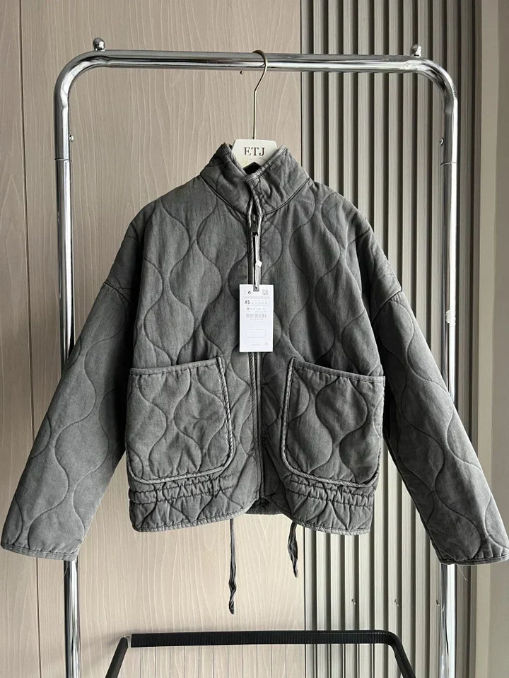 Moda donna: giacca piumino elegante e versatile con tasche, per primavera e autunno.