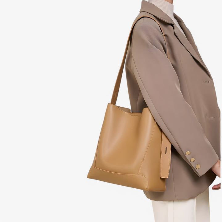 Vista frontale della borsa tote marrone da donna, design classico e capiente per uso quotidiano.