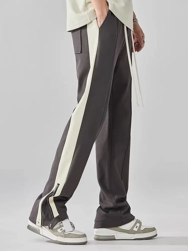 Pantaloni uomo stile streetwear, a gamba dritta con banda laterale e vita elasticizzata per massima comodità.