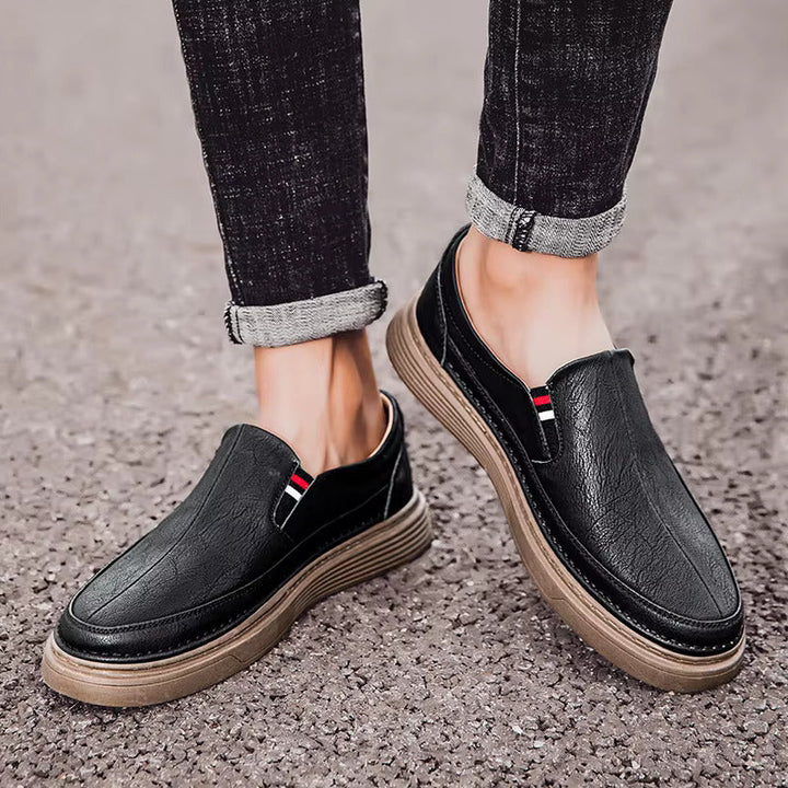 Dettaglio mocassini uomo eleganti. Finitura raffinata, comfort e design moderno per ogni look.