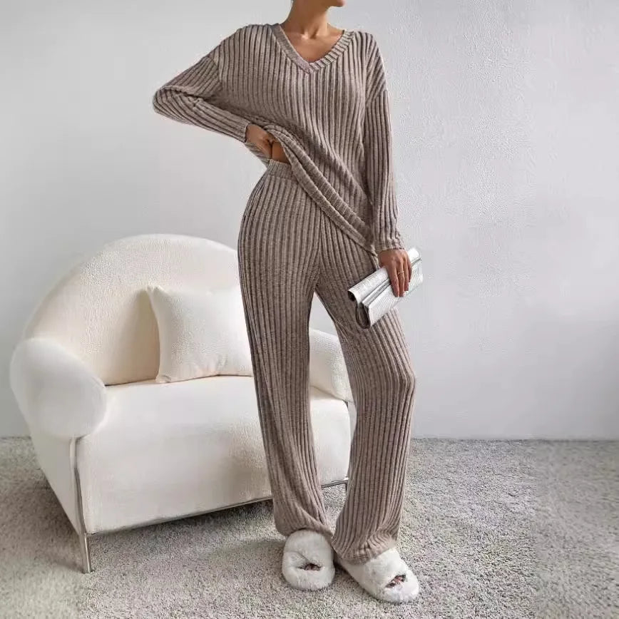 Completo donna maglia con pantaloni vita elastica e top maniche lunghe, due pezzi per il massimo comfort.