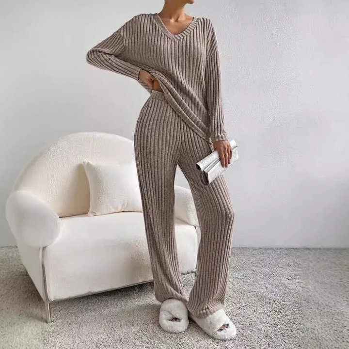 Completo casual da donna in maglia, due pezzi, morbido e confortevole per il tempo libero.
